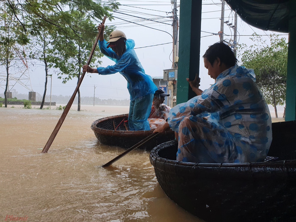 Người dân xã Hòa Phong, huyện Hòa Vang dùng thuyền thúng để đi lại khi nước lũ ngập nhiều ngày