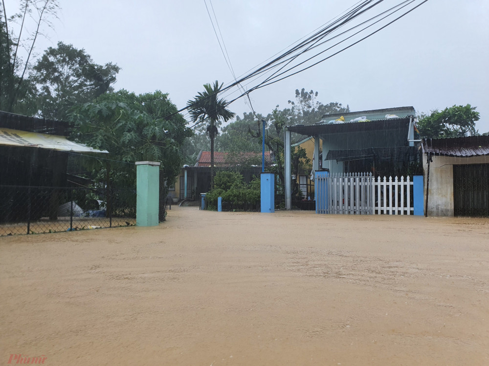 Nhiều nhà dân ở xã Hòa Phong ngập sâu gần 1m