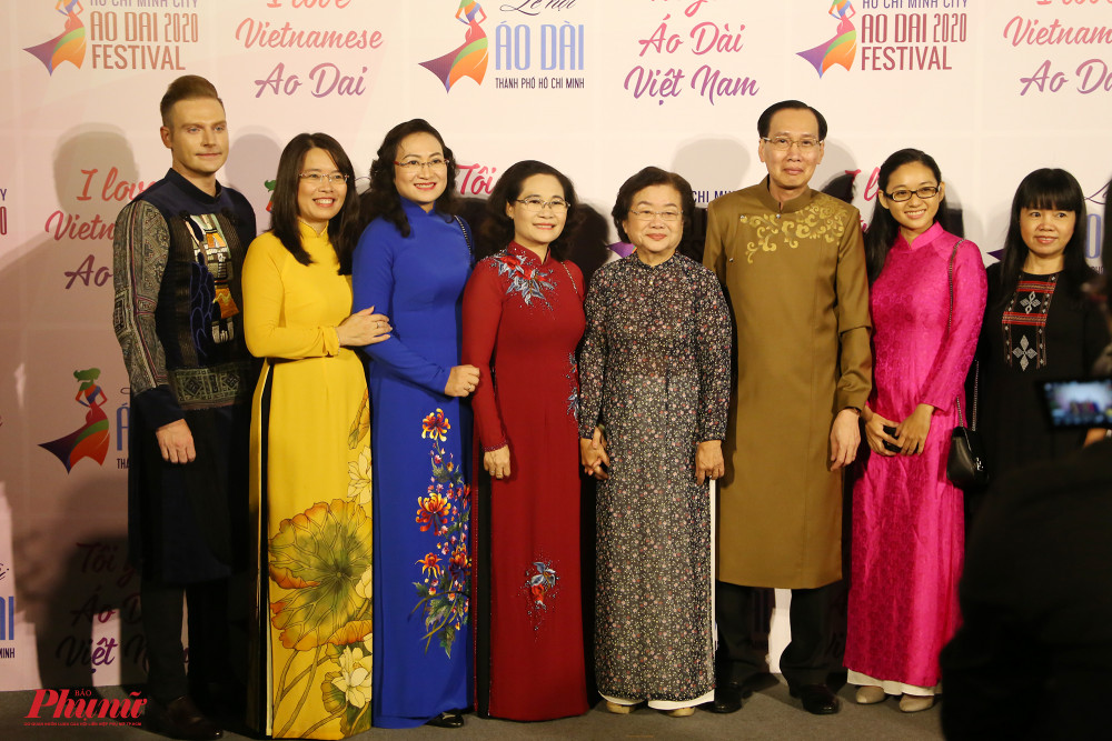 Nhiều nguyên lãnh đạo, lãnh đạo tham dự đêm khai mạc Lễ hội Áo dài TPHCM 2020. Trong ảnh
