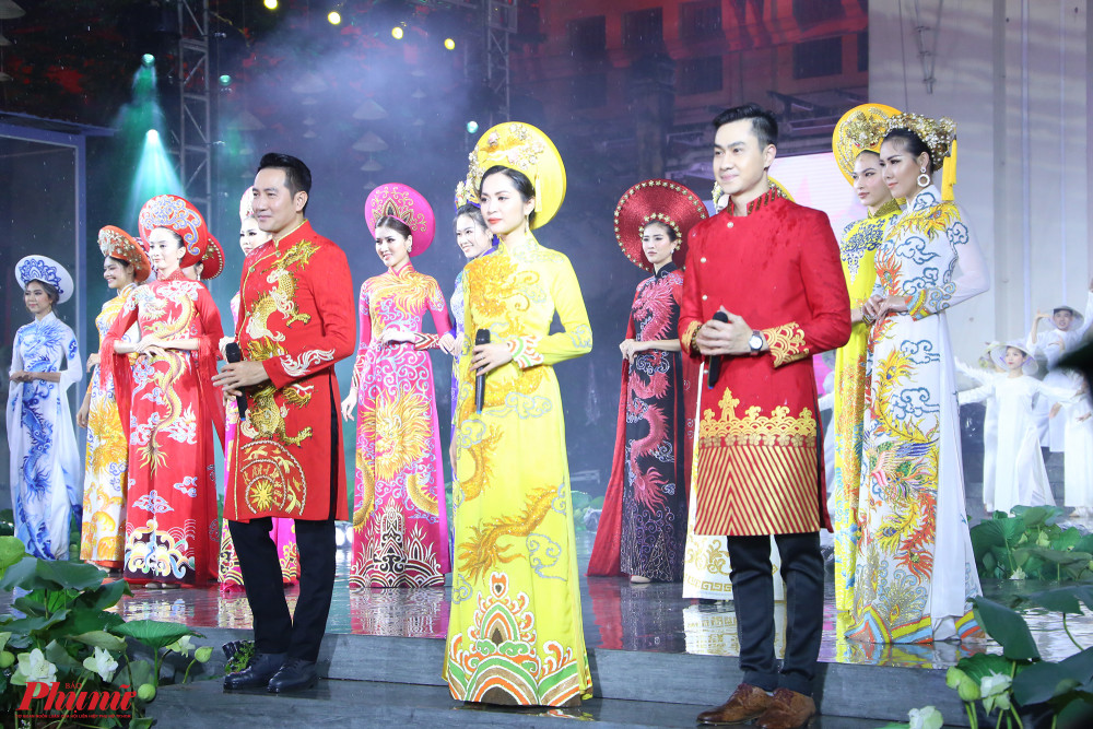 Kết hợp cùng màn trình diễn này là ca khúc Cùng nhau ta thắp sáng do Nguyễn Phi Hùng, Trương Diễm, Duyên Quỳnh, Triệu Long và Tùng Lâm trình bày.