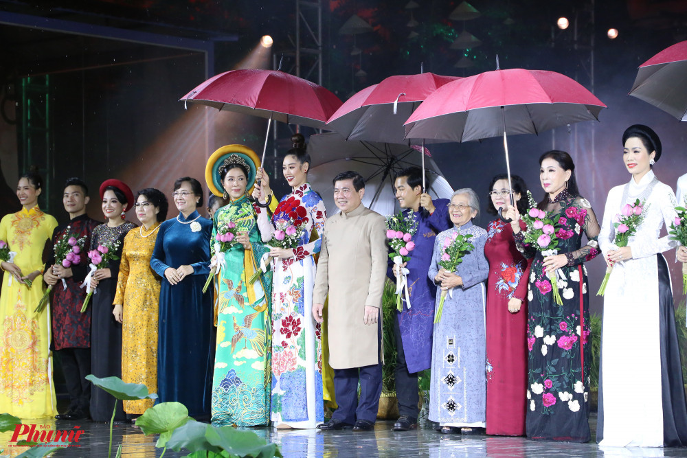 Ông Nguyễn Thành Phong và các đại biểu tặng hoa cho những đại sứ của lễ hội năm nay như: NS ƯT Phi Điểu