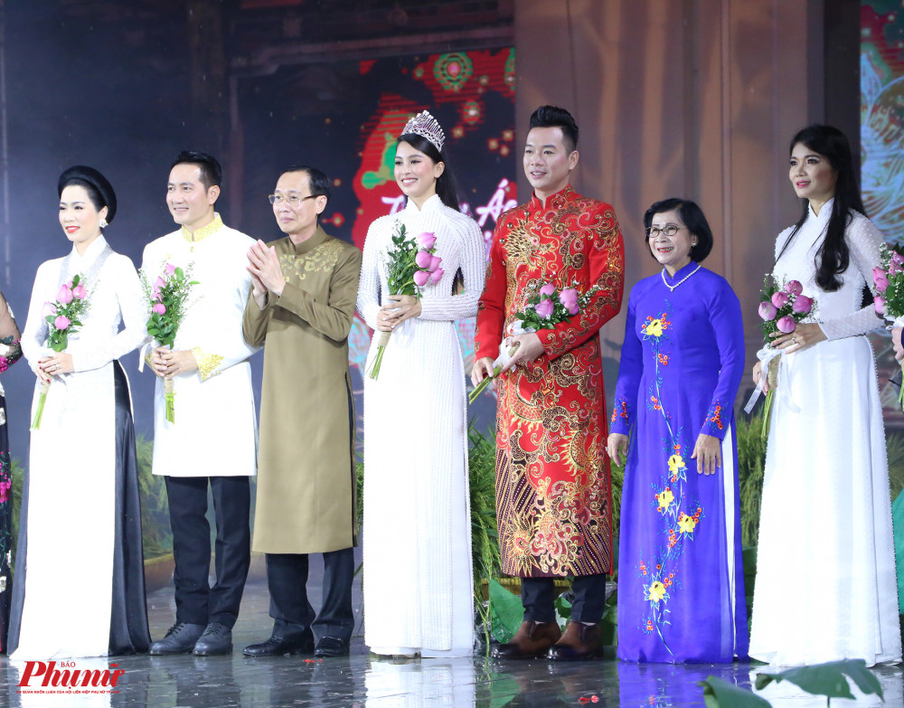 Ông Lê Thanh Liêm chụp ành cùng các đại sứ như: Hoa hậu Tiểu Vy, ca sĩ Nguyễn Phi Hùng, 