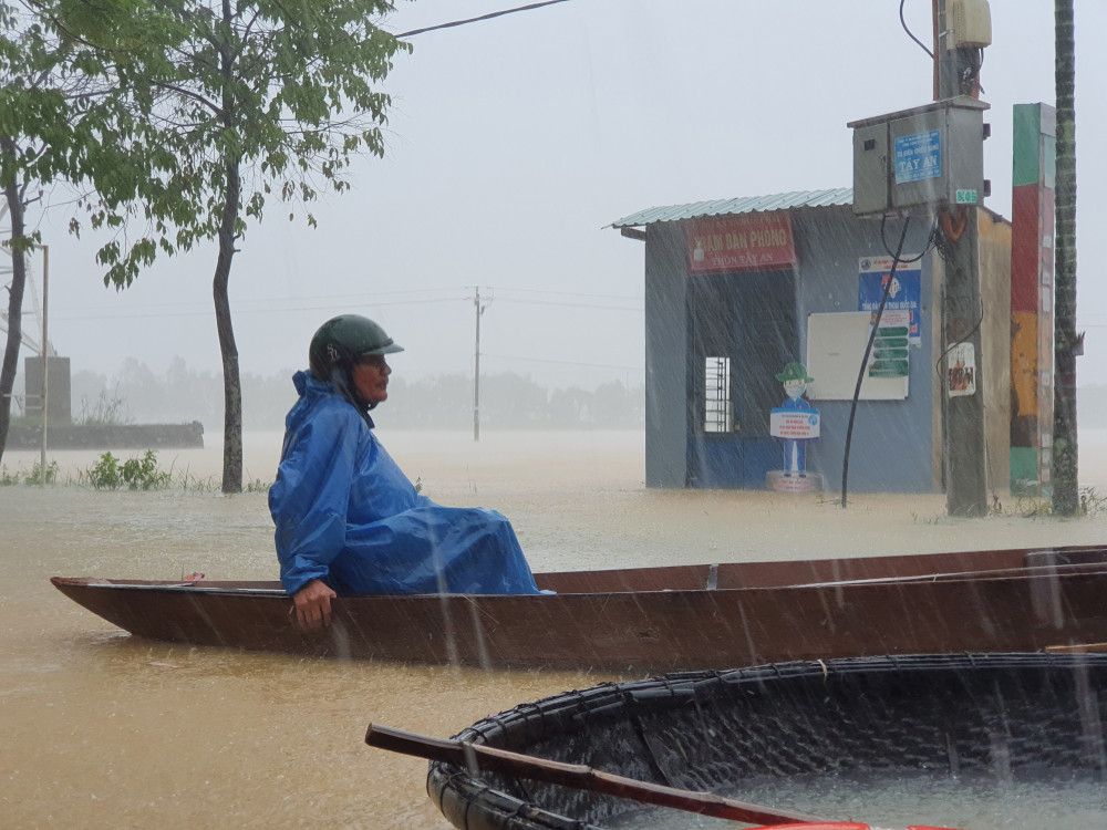 Nước lũ ngập sâu ở thôn Tây An, xã Hòa Phong