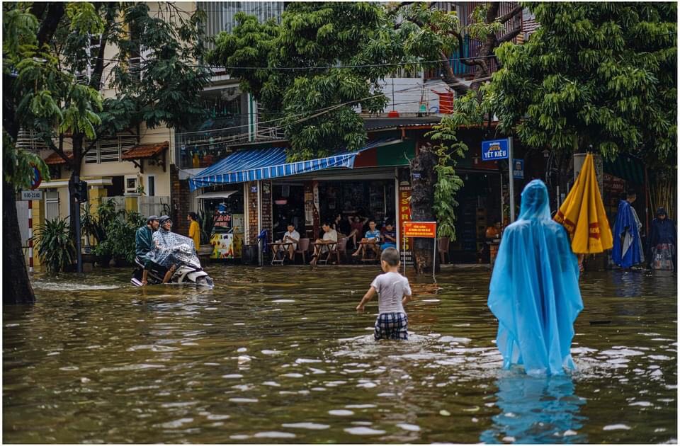 Chơi game, uống cà phê lúc này cũng là một sự lựa chọn (Ảnh Lê Huy Hoàng Hải và Trường Bùi)