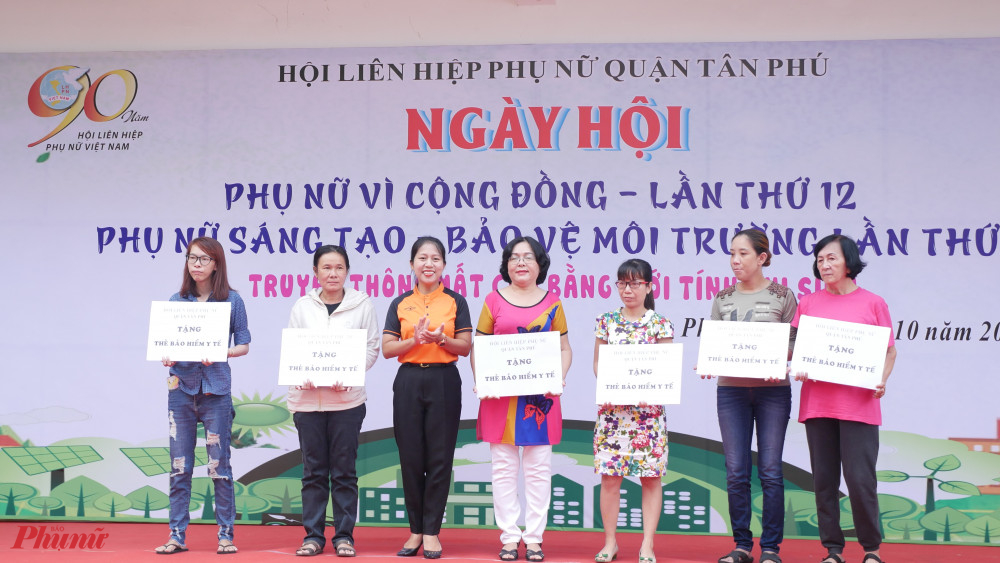 Hội LHPN quận Tân phú tặng thẻ BHYT cho hội viên phụ nữ khó khăn 