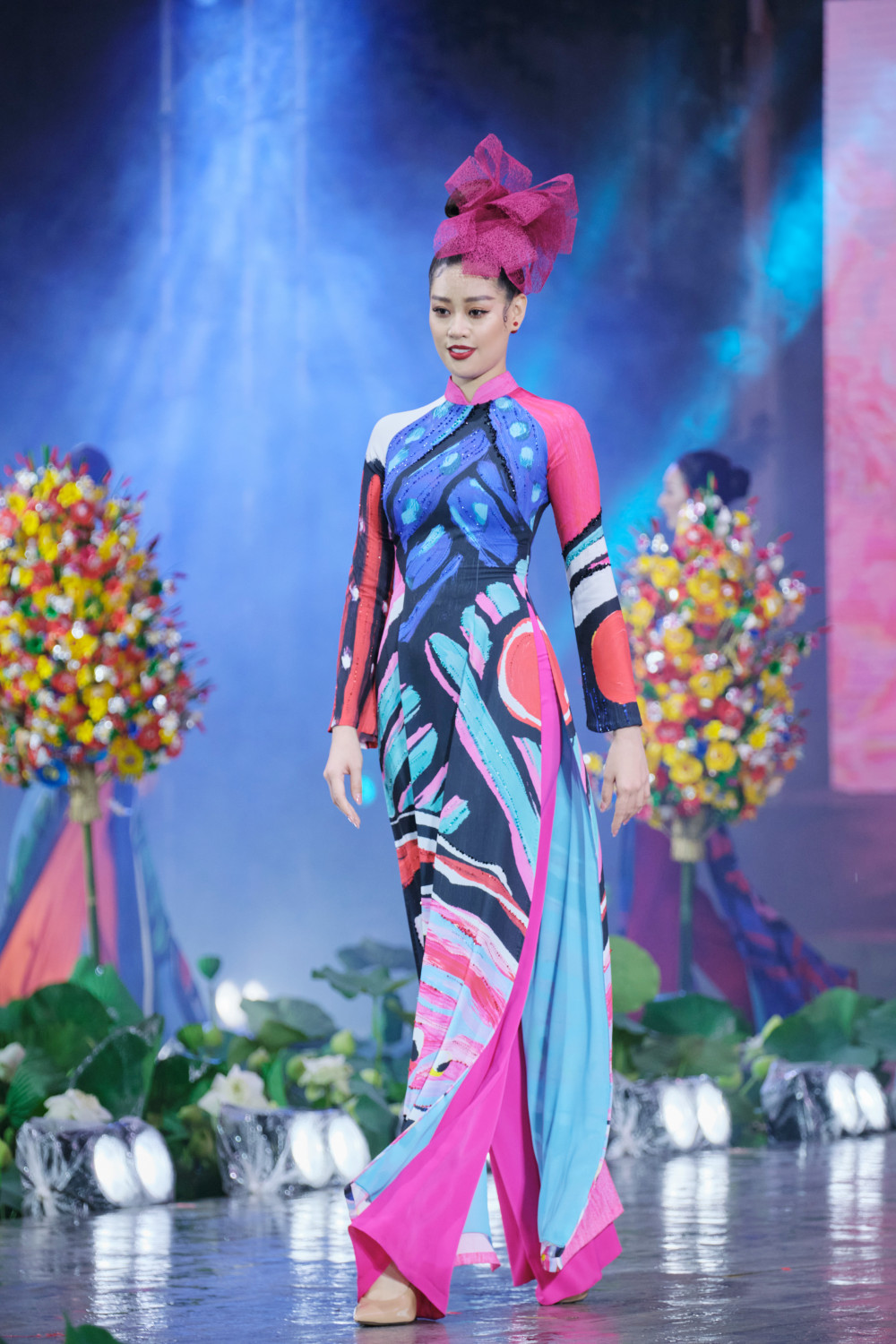 Hoa hậu Hoàn vũ Việt Nam 2019 Khánh Vân là một trong những đại sứ của Lễ hội Áo dài TPHCM 2020. Trong đêm khai mạc lễ hội vào tối 11/10, người đẹp trình diễn với vị trí mở màn cho BST của NTK Liên Hương.