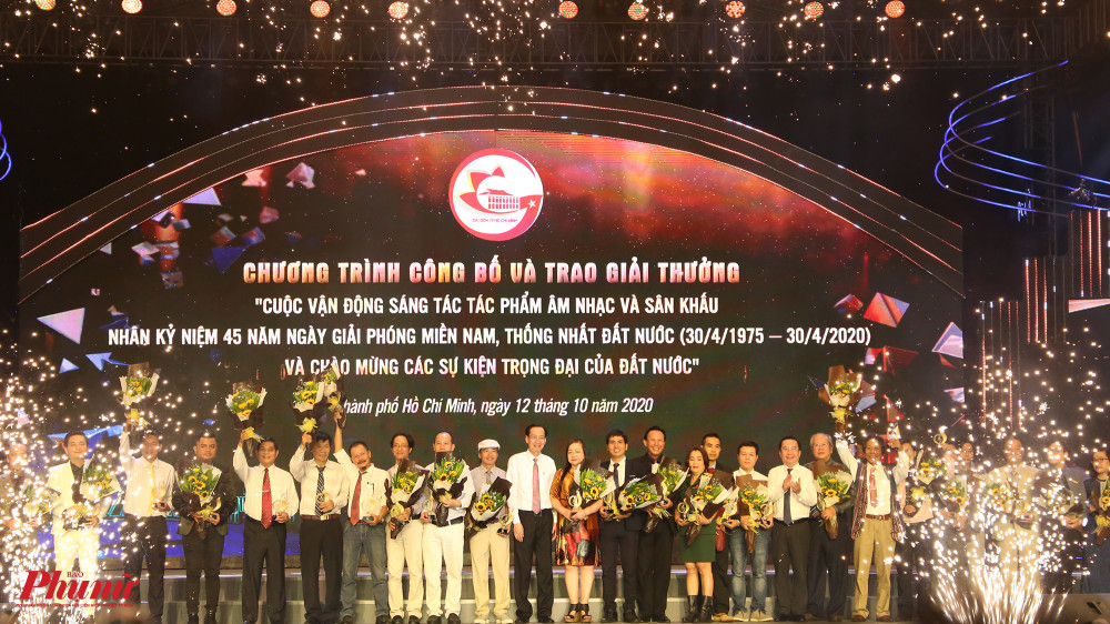 Sau 7 tháng phát động, BTC nhận gần 260 tác phẩm dự thi, thuộc hai lĩnh vực âm nhạc và sân khấu. Trong ảnh, các tác giả nhận hoa lưu niệm từ ông Lê Thanh Liêm, Phó chủ tịch thường trực UBND TPHCM. 
