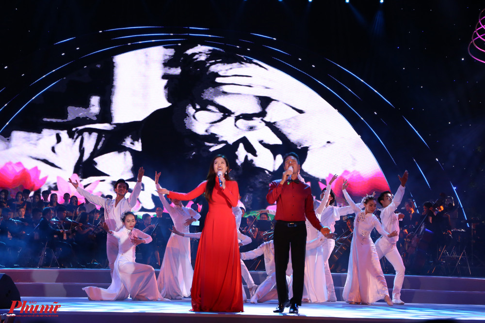Dâng Người ngàn hoa chiến công (sáng tác Chẩm Hồng Giang) với phần thể hiện của ca sĩ Anh Bằng, Thanh Nguyên, với sự hỗ trợ của dàn nhạc Nhà hát Giao hưởng Vũ kịch TPHCM, các nhóm múa.
