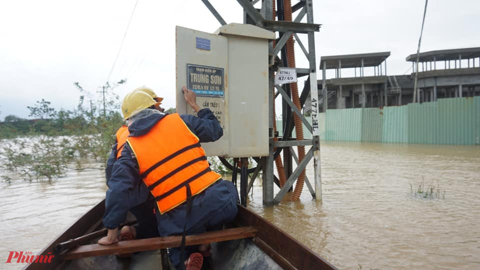 Công nhân điện lực Đà Nẵng kiểm tra trạm biến áp ở huyện Hòa Vang