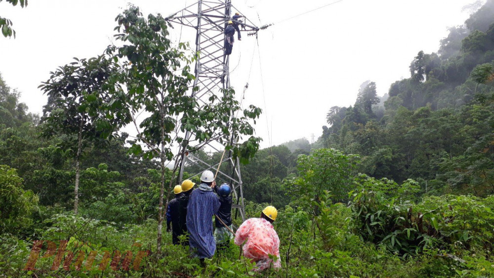 Công nhân khắc phục sự cố lưới điện tại huyện Tây Giang, Quảng Nam