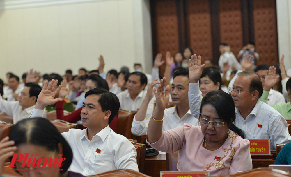 Đại biểu HĐND TPHCM biểu quyết thông qua Nghị quyết về sắp xếp đơn vị hành chính cấp huyện, cấp xã tại TPHCM 