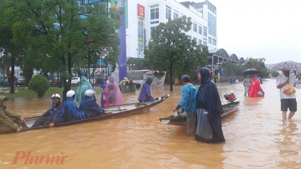 Tại khu vực ngã sáu đường Hùng Vương- Bà Triệu- Nguyễn Huệ hàng chục chiếc đò nhỏ chuyên chở khách ra vào vùng ngập lụt luôn 