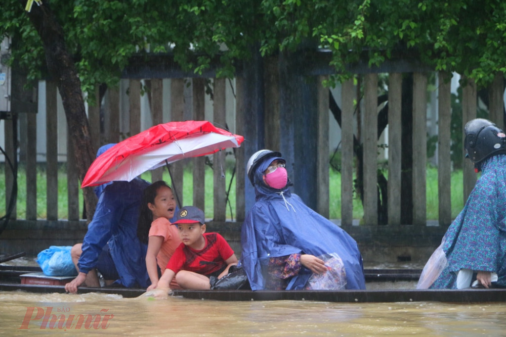 Bên cạnh đó cũng có một số người dân địa phương đã gọi đò dịch vụ để đưa đón người dân đi tản cư