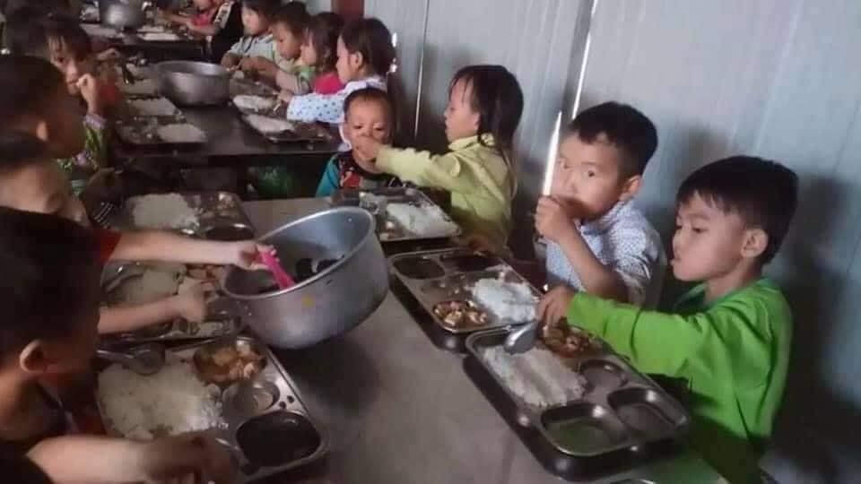 Ninh cho em trai 20 tháng dùng cơm trưa ở trường cùng các bạn (ảnh: Mạng xã hội)
