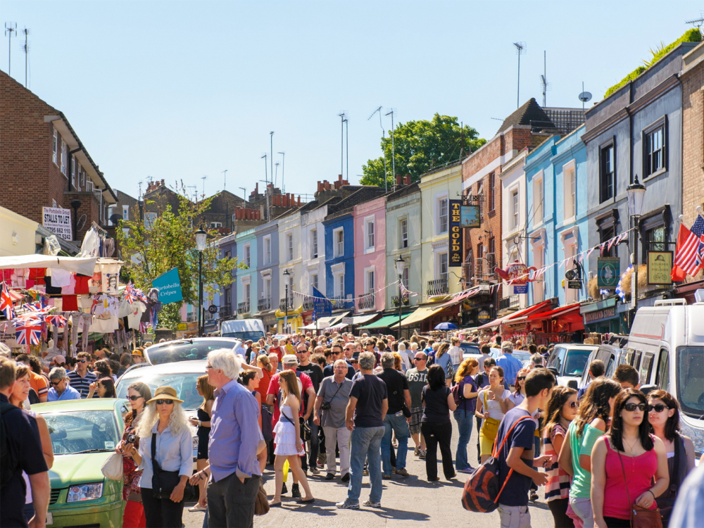 Phố Notting Hill (London) - nơi tập hợp các cửa hàng thời trang, đồ nghệ thuật, hiệu sách, nhà hàng và cà phê (ảnh do tác giả cung cấp)