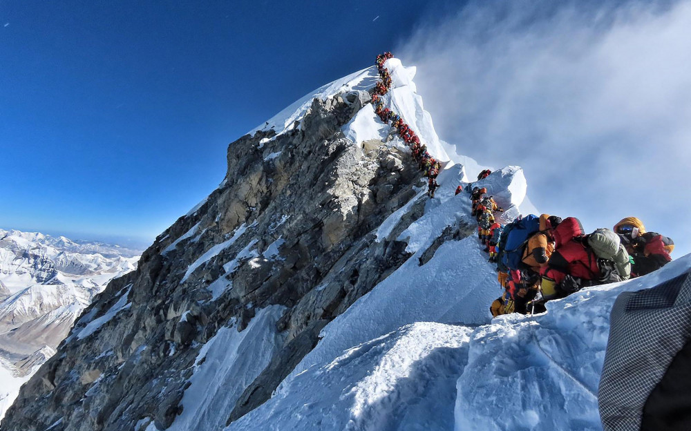 Chinh phục đỉnh Everest là ước mơ của nhiều người. Và cũng không đã có hàng trăm người phải bỏ mạng trên đường leo núi - Ảnh: AFP/Getty Images