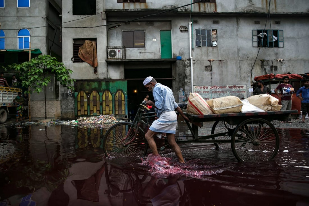 Chỉ sau một cơn mưa, nước thải chứa hóa chất độc hại chưa qua xử lý tràn ra bên ngoài từ những nhà máy dệt nhuộm - Ảnh:Allison Joyce/Getty Images