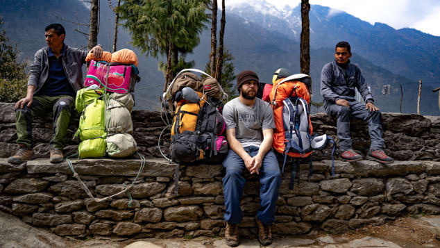 Anh Nate Menninger là một trong những người nước ngoài hiếm hoi làm phu khuân vác cho cung đường leo núi Everest - Ảnh: Babin Dulal/CNN