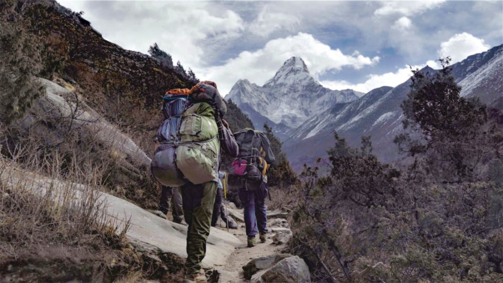 Anh Menninger chấp nhận làm công việc vất vã này để thực hiện ước mơ chinh phục đỉnh Everest của mình - Ảnh: 