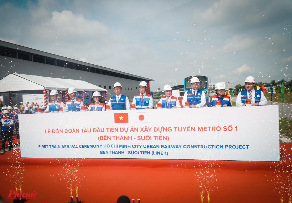 Đoàn đại biểu thực hiện nghi thức đón các toa tàu đầu tiên dự án xây dựng tuyến metro số 1 (Bến Thành - Suối Tiên)