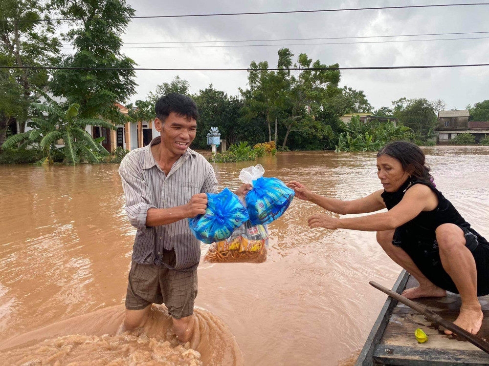 Hình ảnh trao quà cho bà con được nghệ sĩ Đại Nghĩa cập nhật trên trang cá nhân