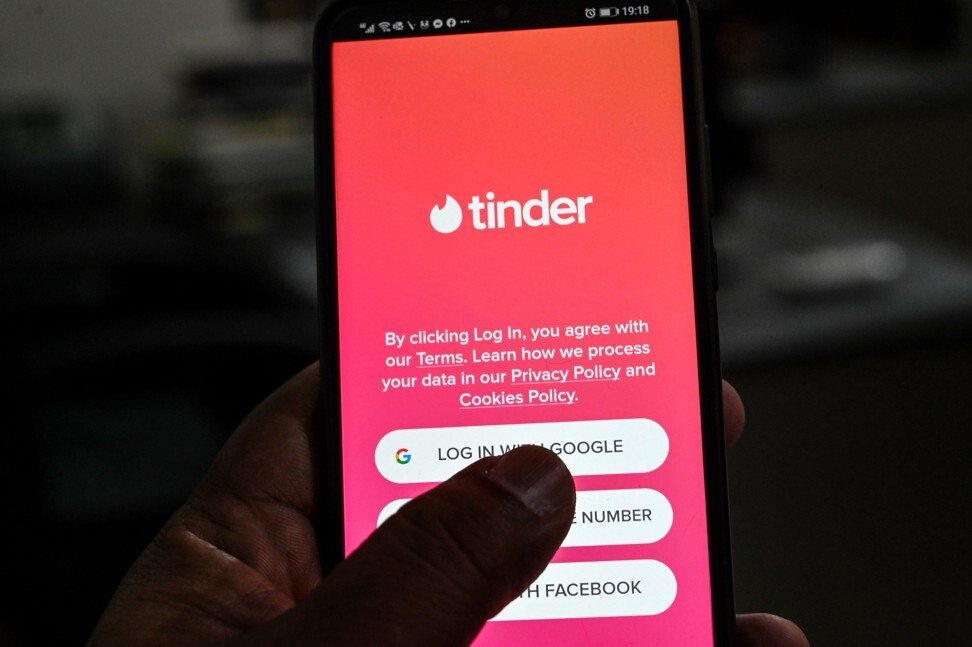 Nhiều cô gái đã lén sử dụng ứng dụng hẹn hò trực tuyến để tìm kiếm tio2nh yêu