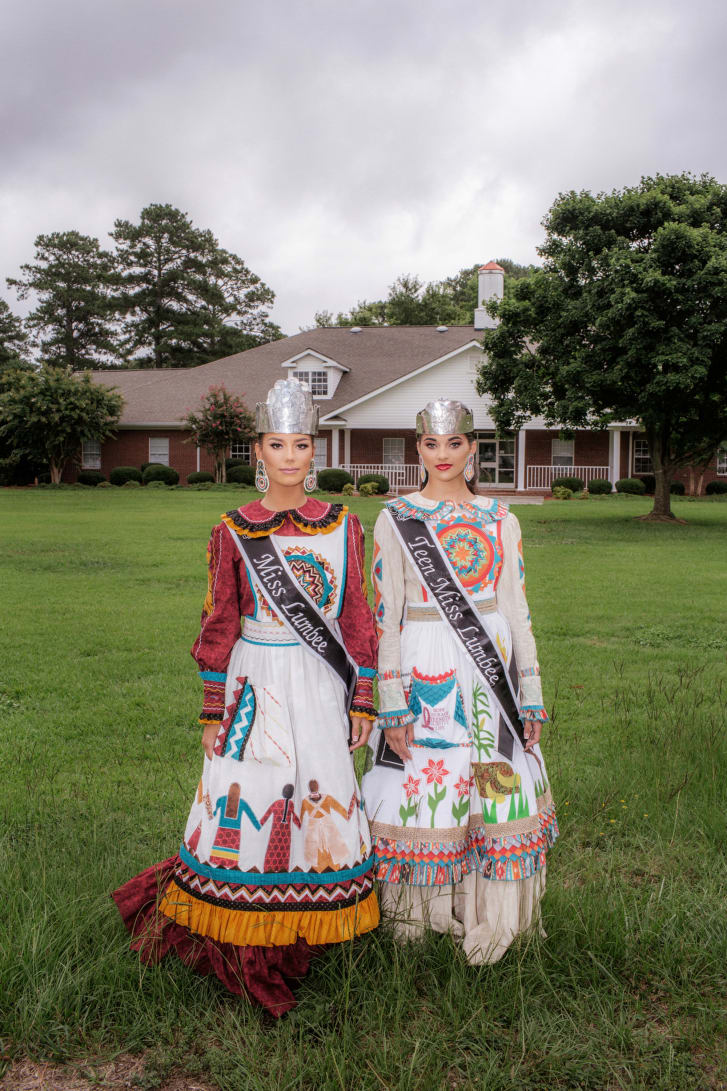 2 thiếu nữ người bản địa trong trang phục truyền thống - Ảnh: Natalie Keyssar