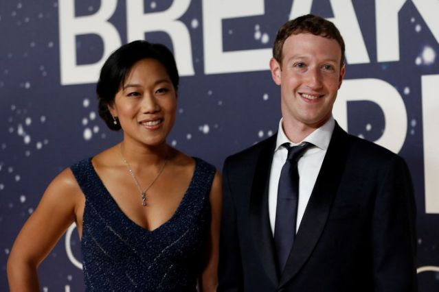 Mark Zuckerberg (phải), người sáng lập kiêm Giám đốc điều hành Facebook, và vợ Priscilla Chan tham dự Lễ trao Giải thưởng đột phá hàng năm lần thứ 2 ở Mountain View, California ngày 9/11/2014 - Ảnh: Reuters