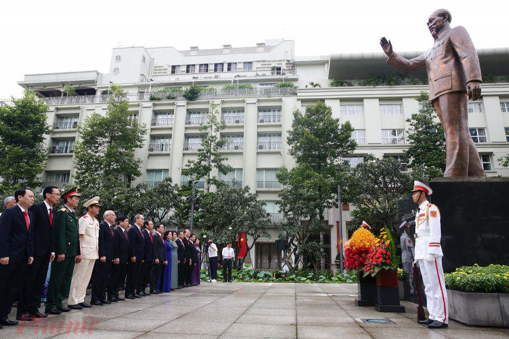 Tại đây, đoàn đã dành một phút tưởng niệm tưởng nhớ công lao trời biển của Chủ tịch Hồ Chí Minh đối với sự nghiệp cách mạng vẻ vang của dân tộc, của Đảng và nhân dân ta.