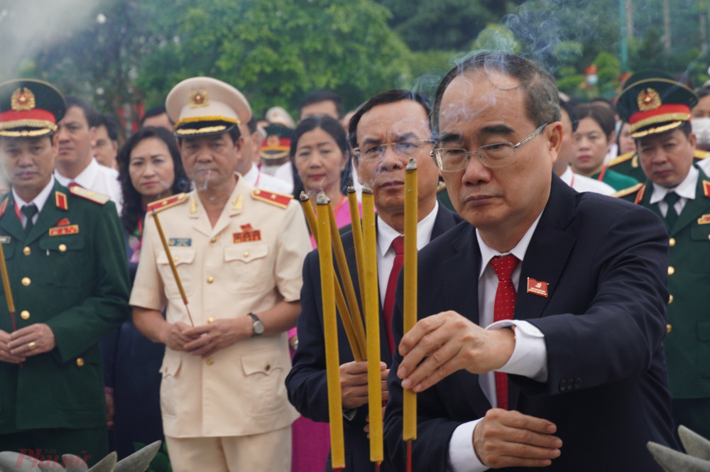 Đồng chí Nguyễn Thiện Nhân, Ủy viên Bộ Chính trị, Bí thư Thành ủy TPHCM dâng hương. 