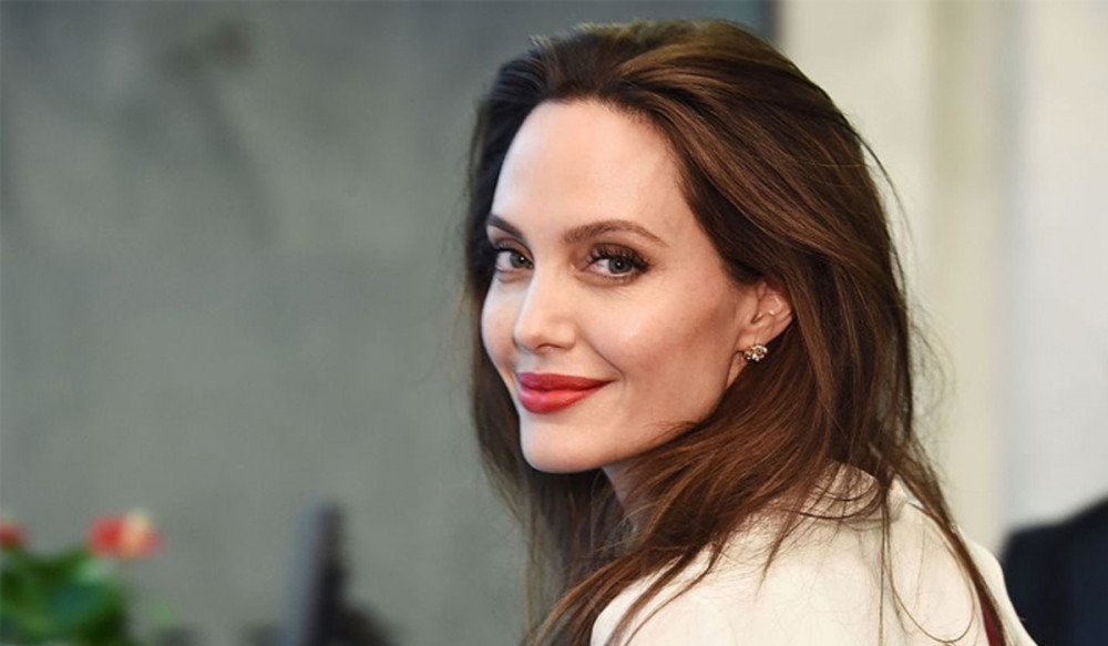 Angelina Jolie hi vọng cuốn sách giúp được nhiều người trẻ trong quá trình phản biện xã hội.