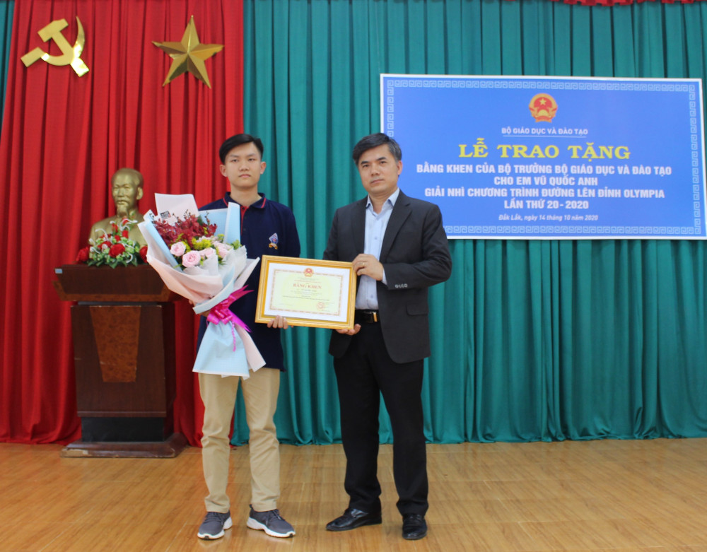 Ông Bùi Văn Linh, Vụ trưởng Vụ Giáo dục chính trị và công tác học sinh sinh viên (Bộ GD-ĐT) trao Bằng khen tặng em Vũ Quốc Anh