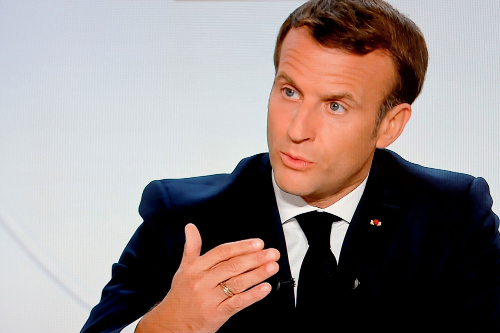 Tổng thống Pháp Emmanuel Macron ban bố lệnh giới nghiêm mới vào ban đêm.