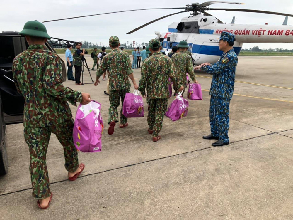 Hàng hóa cứu trợ tập kết ở sân bay Phú Bài tập kết sân bay Phú Bài trước lúc trực thăng vận chuyển