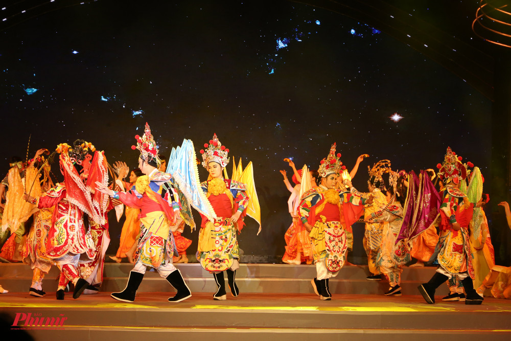 Nghệ thuật hát bội truyền thống với màu sắc bắt mắt, âm thanh hùng hồn cũng được khán giả yêu thích.
