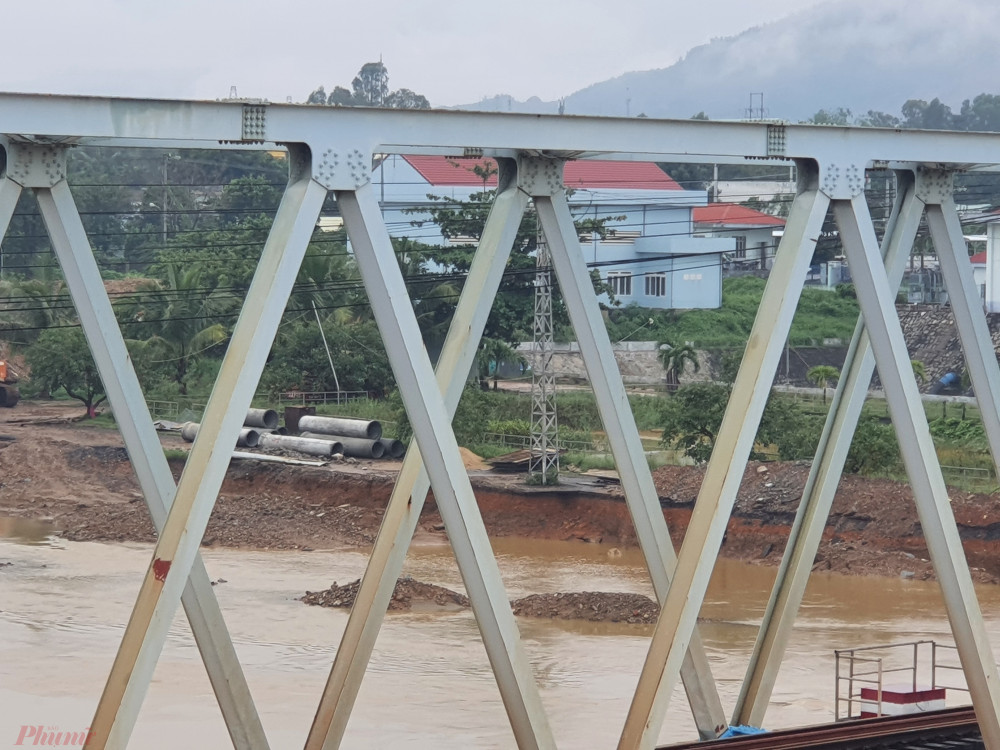 Mưa lũ gây sạt lở tại dự án đường ven sông Cẩm Lệ đoạn qua phường Hòa Thọ Tây, quận Cẩm Lệ, Đà Nẵng