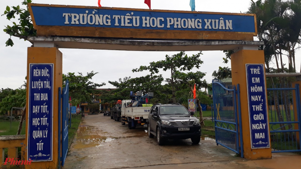 Điẻm trường Tiểu học Phong Xuân  được chọn làm điểm tập kết của  quân độỊ, vũ trang alm nhiệm vụ cứu nạn