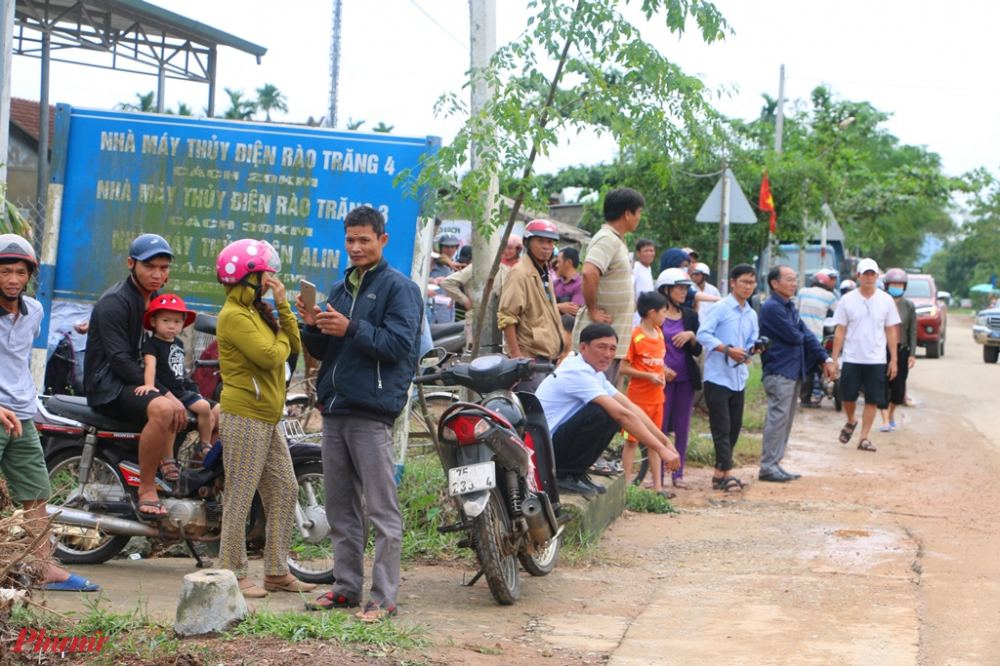 Người dân xã Phong Xuân ngóng chờ tin tức của những người gặp nạn