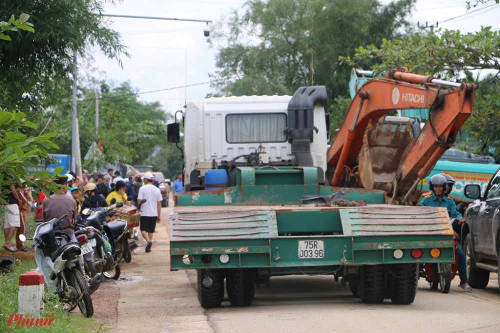 Hàng loạt xe cơ giới được đều động đến xã Phong Xuân