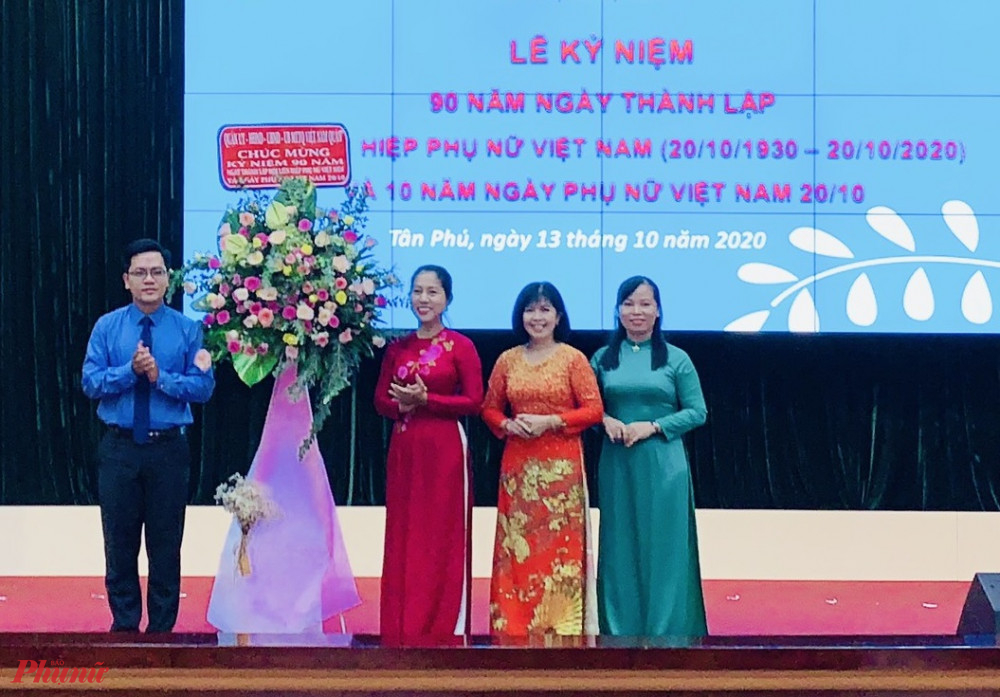 Hội LHPN quận Tân Phú nhận hoa chúc mừng từ Quận ủy - HĐND - UBND - UB.MTTQ quận Tân Phú 