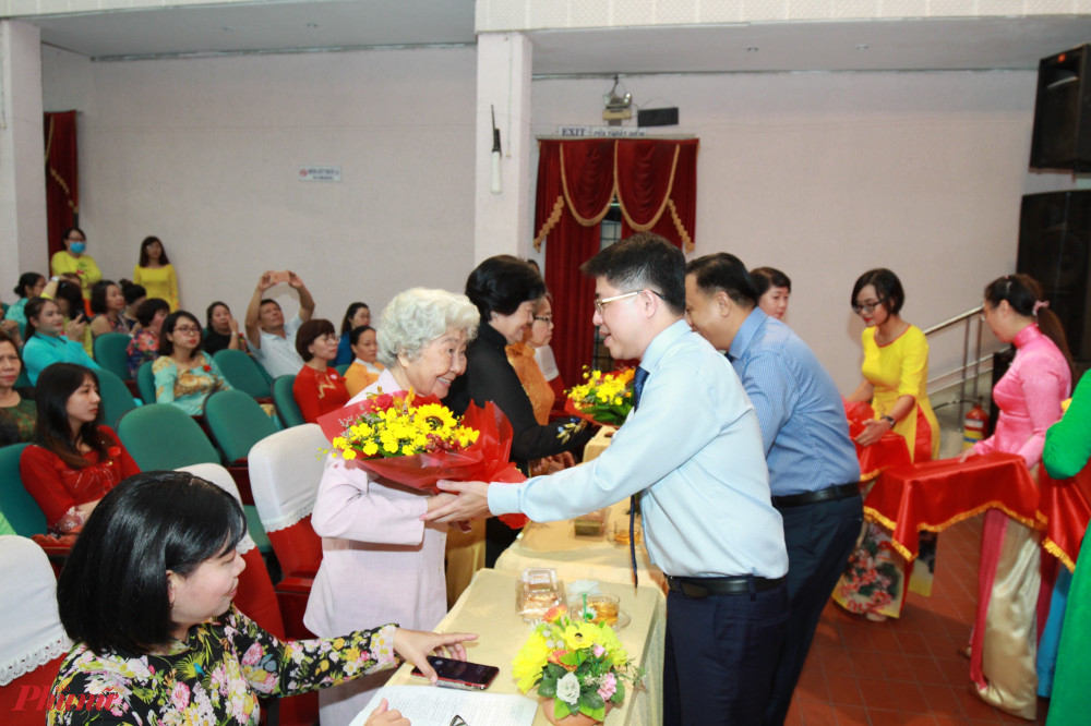 Lãnh đạo quận Phú Nhuận tặng hoa cho các Mẹ Việt Nam anh hùng nhân kỷ niệm 90 năm thành lập Hội LHPN Việt Nam 