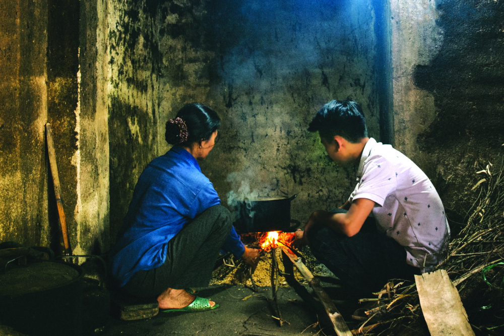 Hai mẹ con Hùng bên bếp lửa gợi cảm giác gần gũi quê nhà