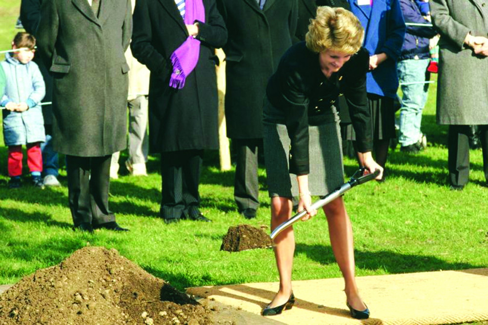 Công nương Diana đào đất trồng cây tại cung điện vào năm 1988 - Ảnh: GETTY