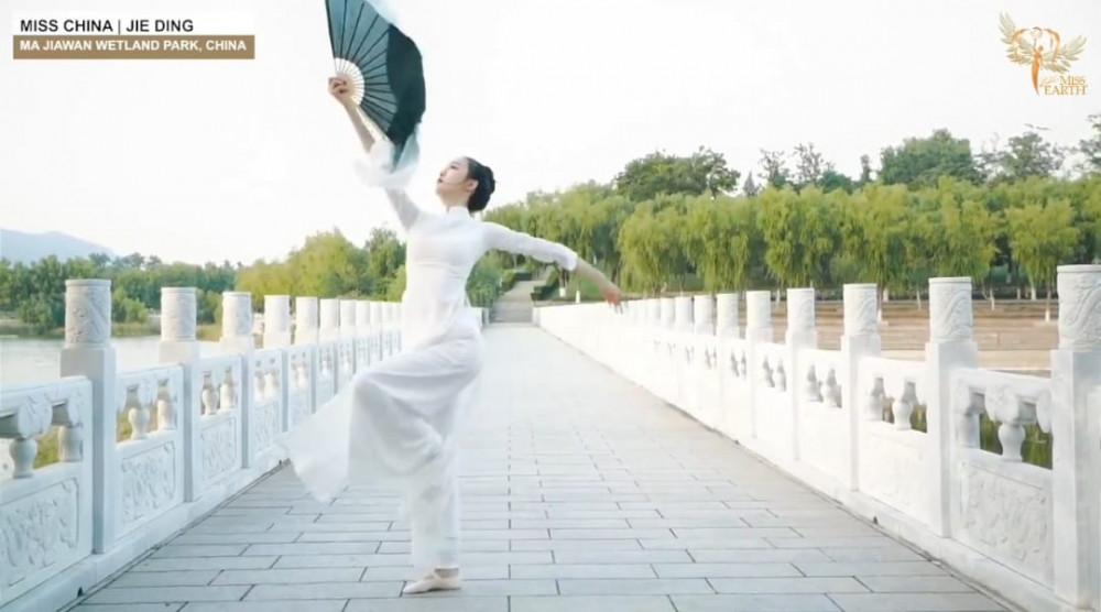 Thí sinh Jie Ding đến từ Trung Quốc dự thi với trang phục rất giống áo dài truyền thống của Việt Nam - Ảnh: Ban tổ chức Miss Earth 2020