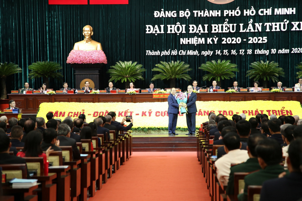 Bí thư Thành ủy TPHCM Nguyễn Thiện Nhân tặng hoa cảm ơn Thủ tướng tấm lòng và tình cảm của mình