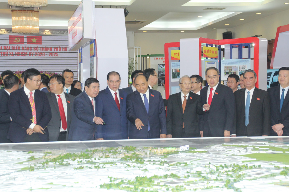 Lãnh đạo dự Đại hội xem sa bàn ý tưởng quy hoạch đô thị sáng tạo tương tác cao phía Đông TPHCM. 
