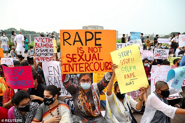 Những người biểu tình tập trung tại thủ đô Dhaka hôm 10/10, đòi hình phạt nặng hơn cho tội hiếp dâm, yêu cầu chính phủ có động thái bảo vệ phụ nữ và trẻ em gái tốt hơn.