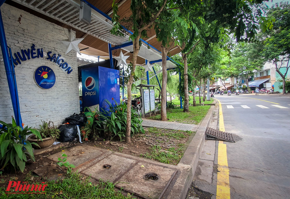 bậc thềm lên xuống xe máy của Bến nội đo có đang lấn chiếm lòng đường và ảnh hưởng đến an toàn giao thông hay không? là câu hỏi khiến nhiều người dân thắc mắc.