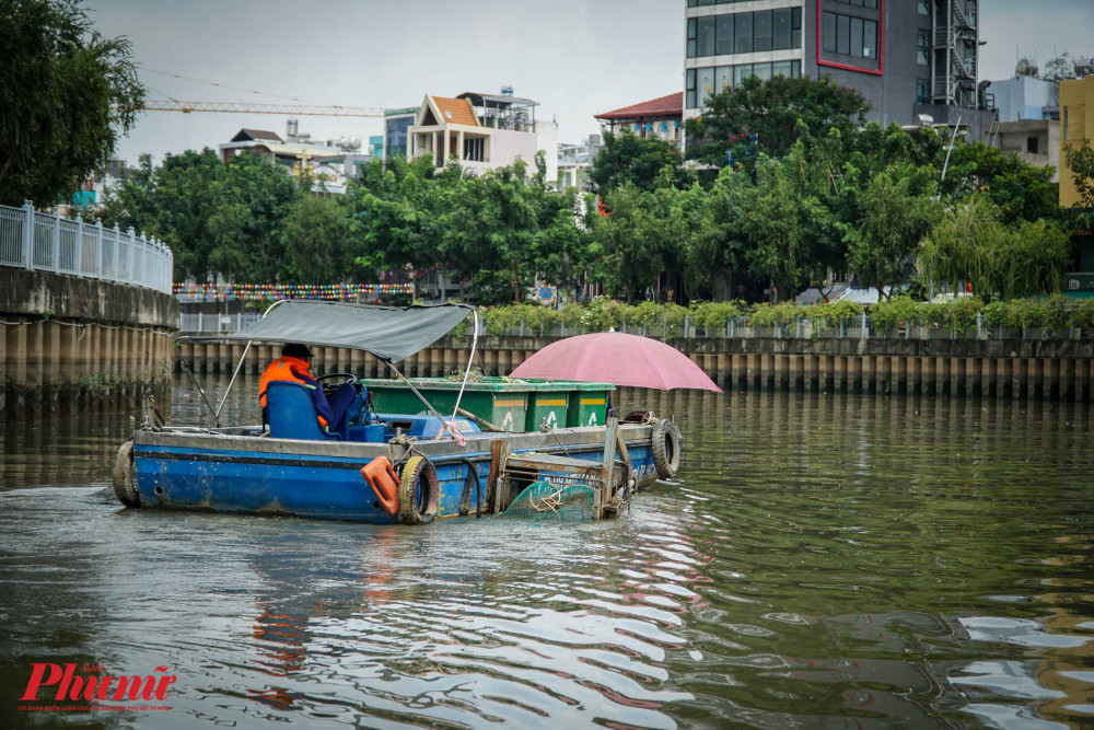 Kênh Nhiêu Lộc - Thị Nghè vẫn chưa được xử lỹ nguồn nước triệt để, mùi hôi nồng nặc vẫn còn rất nạng khiến nhiều người nhức đầu, ám ảnh khi ngồi lâu tại đây