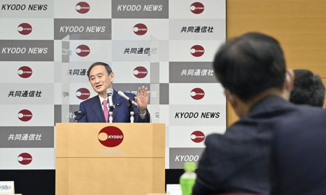 Thủ tướng Suga trong buổi họp báo tại trụ sở Kyodo News ngày 16/10.